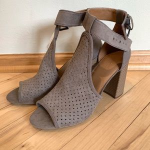 Universal Thread Chunky Heel
